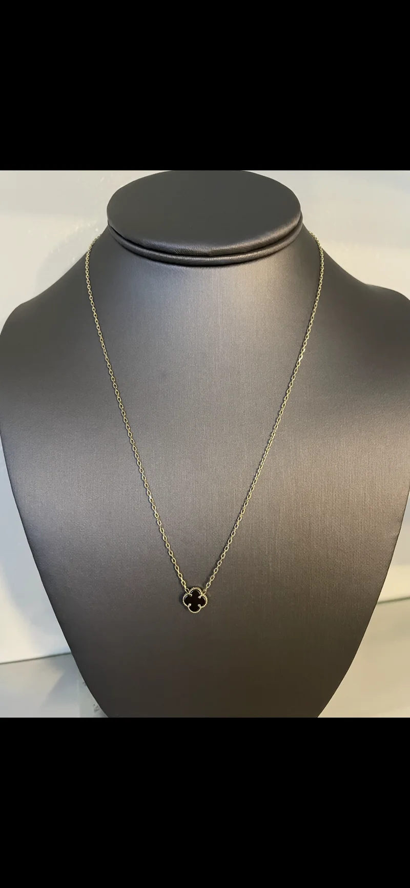Collar de trébol de ónix en oro amarillo de 10k